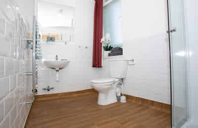 Common Area?w=400&h=260&fit=crop&q=40&auto=format&trim=auto
