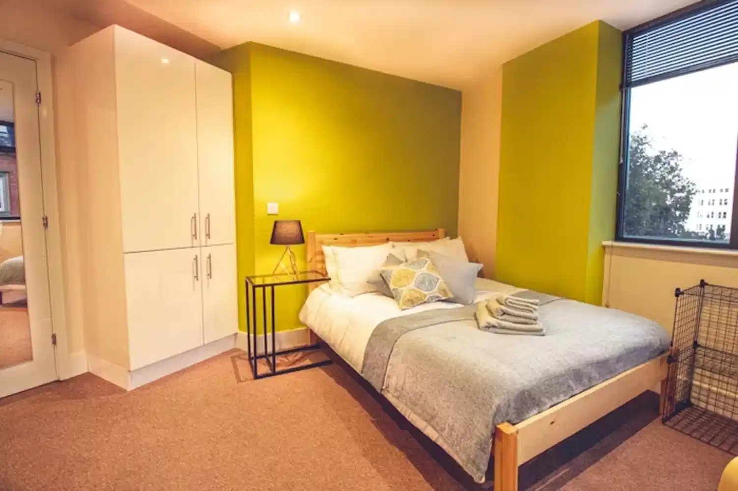 Exterior?w=400&h=260&fit=crop&q=40&auto=format&trim=auto