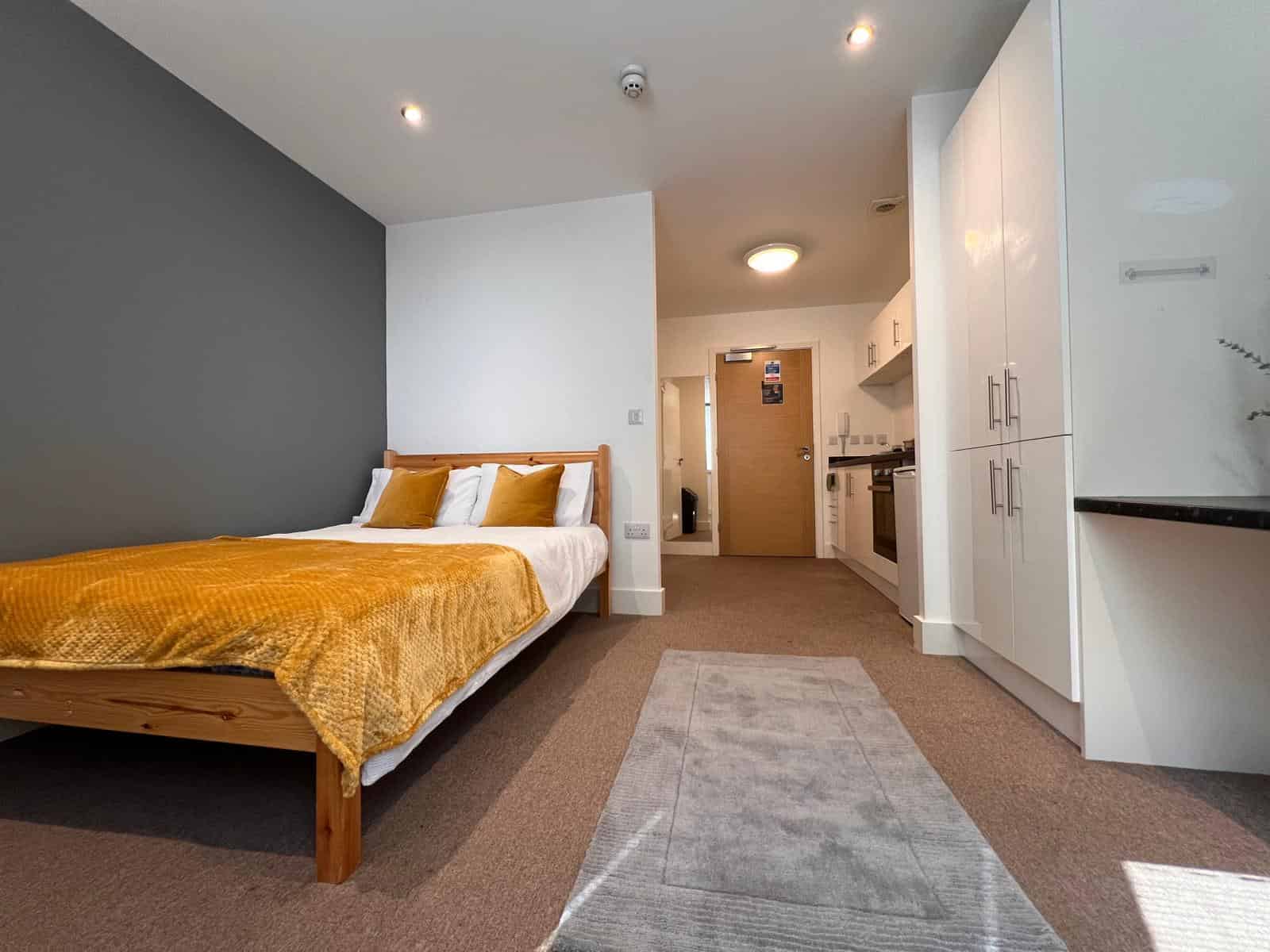 Exterior?w=400&h=260&fit=crop&q=40&auto=format&trim=auto