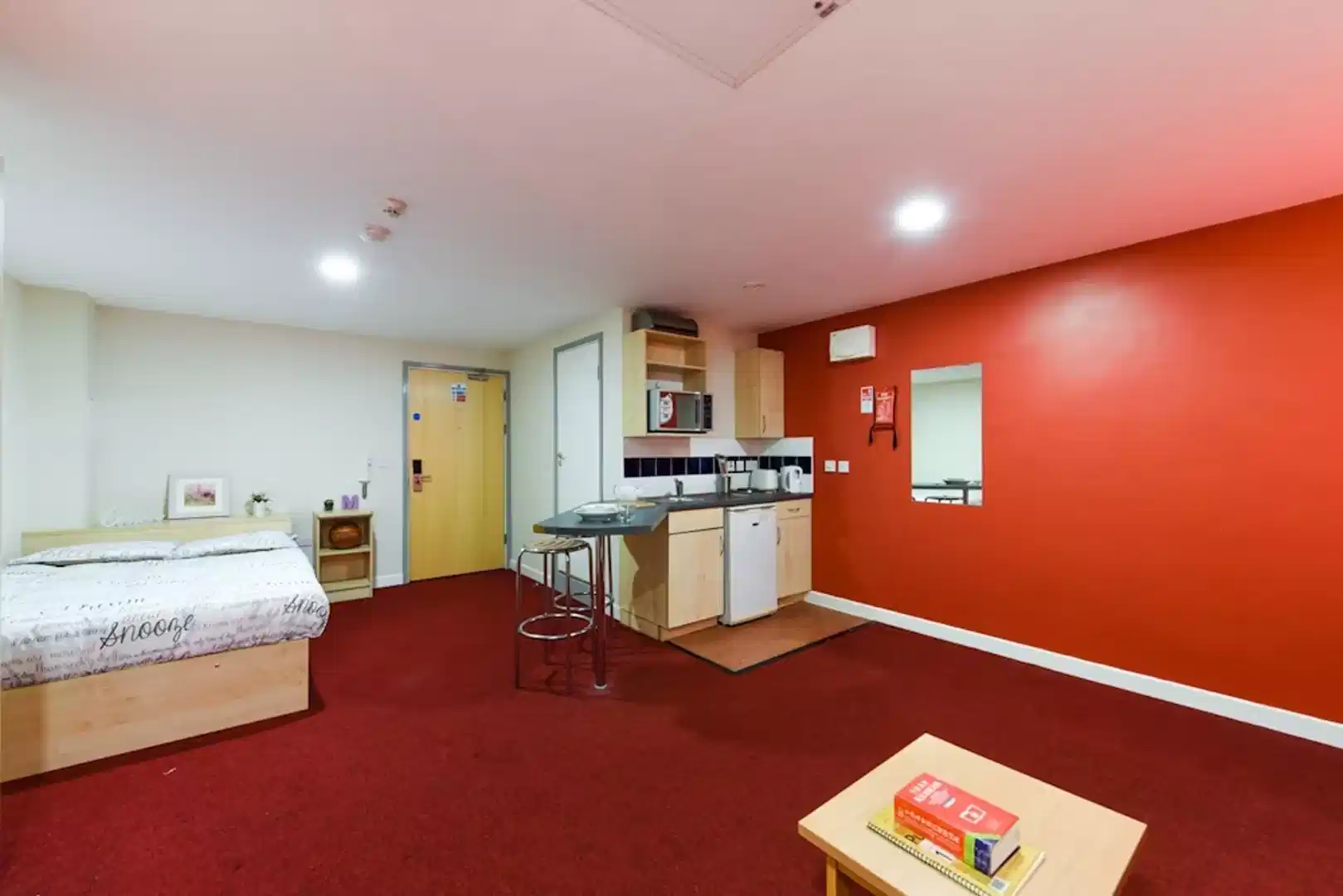 Common Area?w=400&h=260&fit=crop&q=40&auto=format&trim=auto