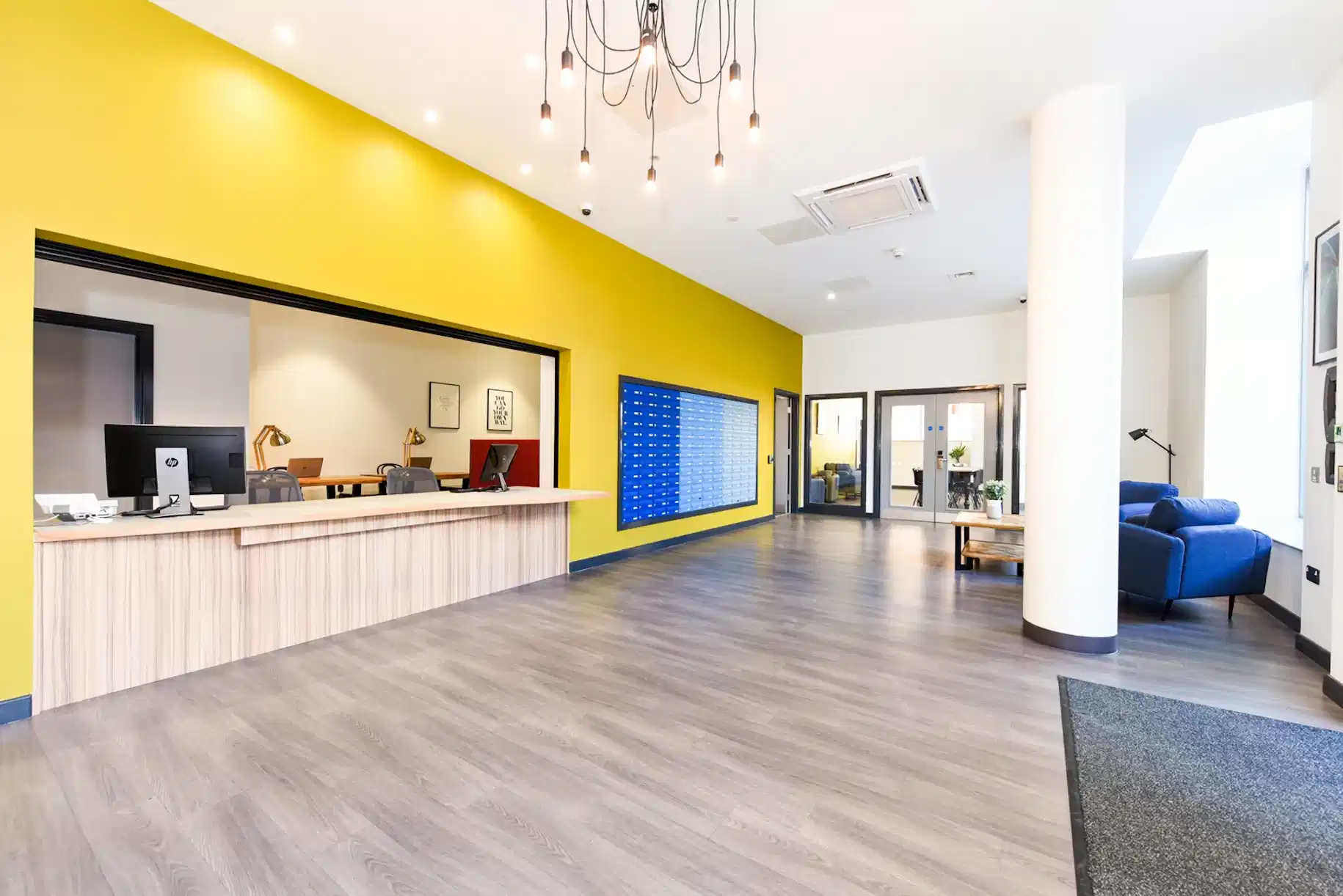 Common Area?w=400&h=260&fit=crop&q=40&auto=format&trim=auto