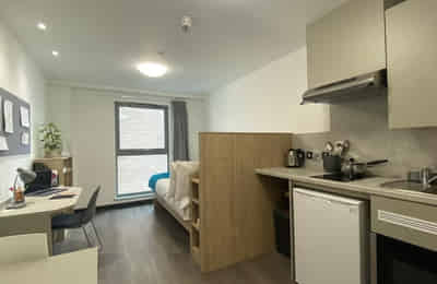 Common Area?w=400&h=260&fit=crop&q=40&auto=format&trim=auto