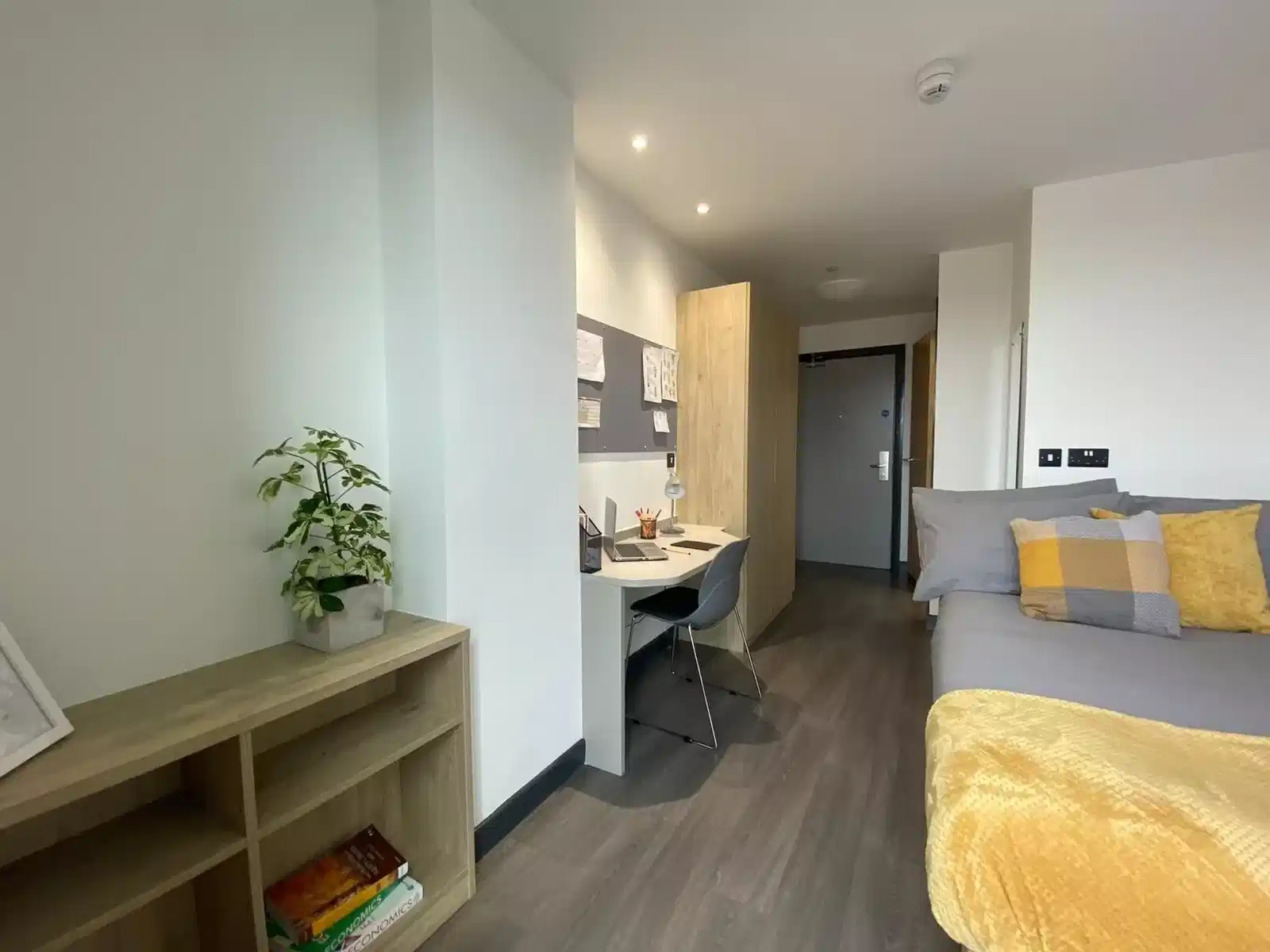 Common Area?w=400&h=260&fit=crop&q=40&auto=format&trim=auto