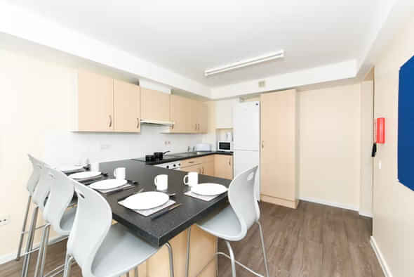 Amenities?w=400&h=260&fit=crop&q=40&auto=format&trim=auto