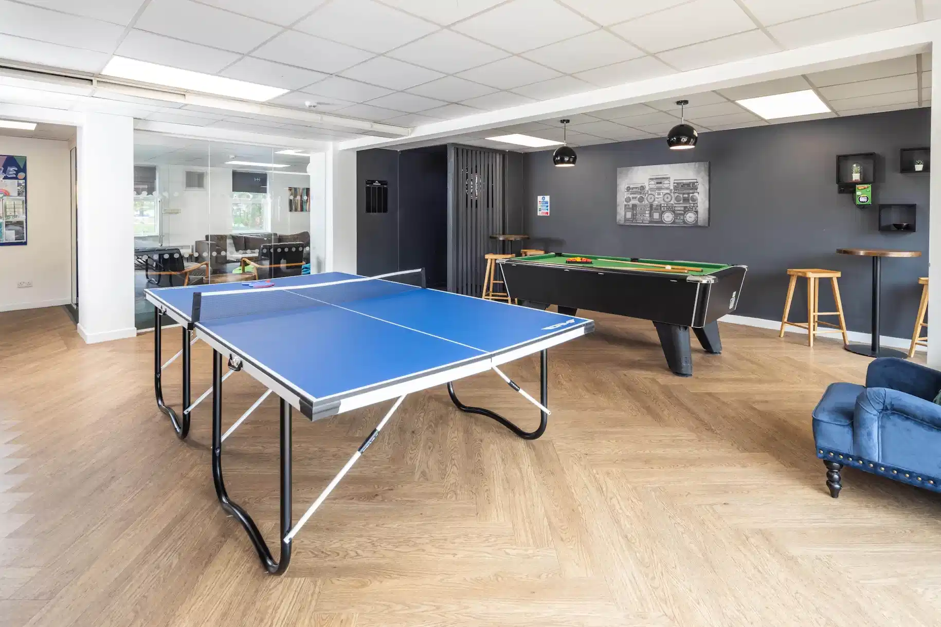 Amenities?w=400&h=260&fit=crop&q=40&auto=format&trim=auto