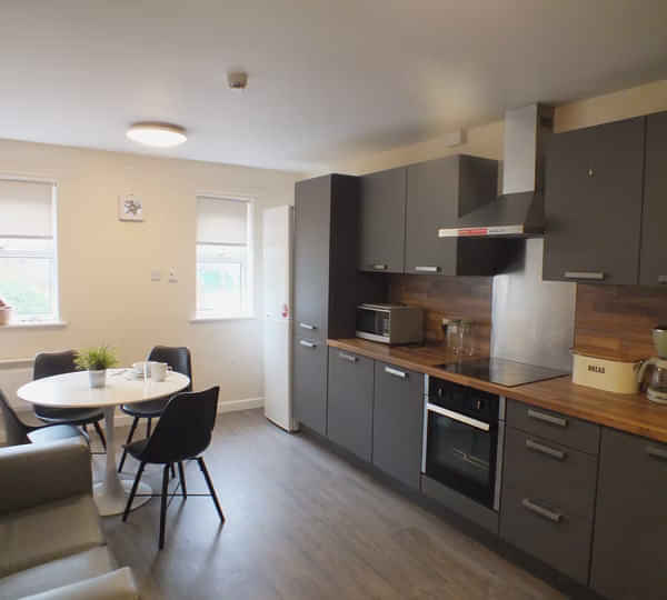 Common Area?w=400&h=260&fit=crop&q=40&auto=format&trim=auto