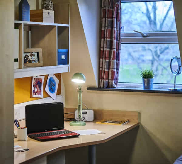 Common Area?w=400&h=260&fit=crop&q=40&auto=format&trim=auto