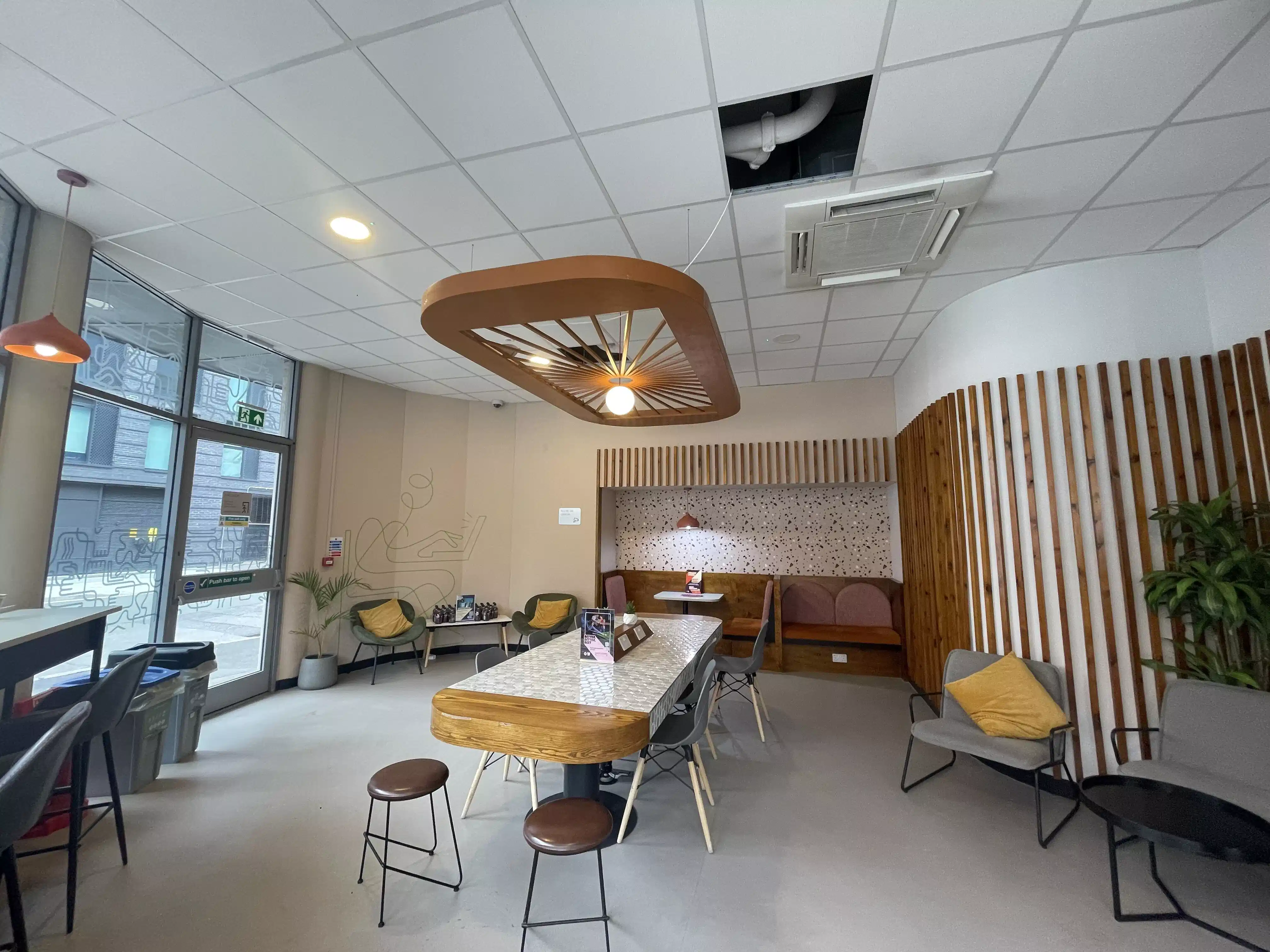 Common Area?w=400&h=260&fit=crop&q=40&auto=format&trim=auto