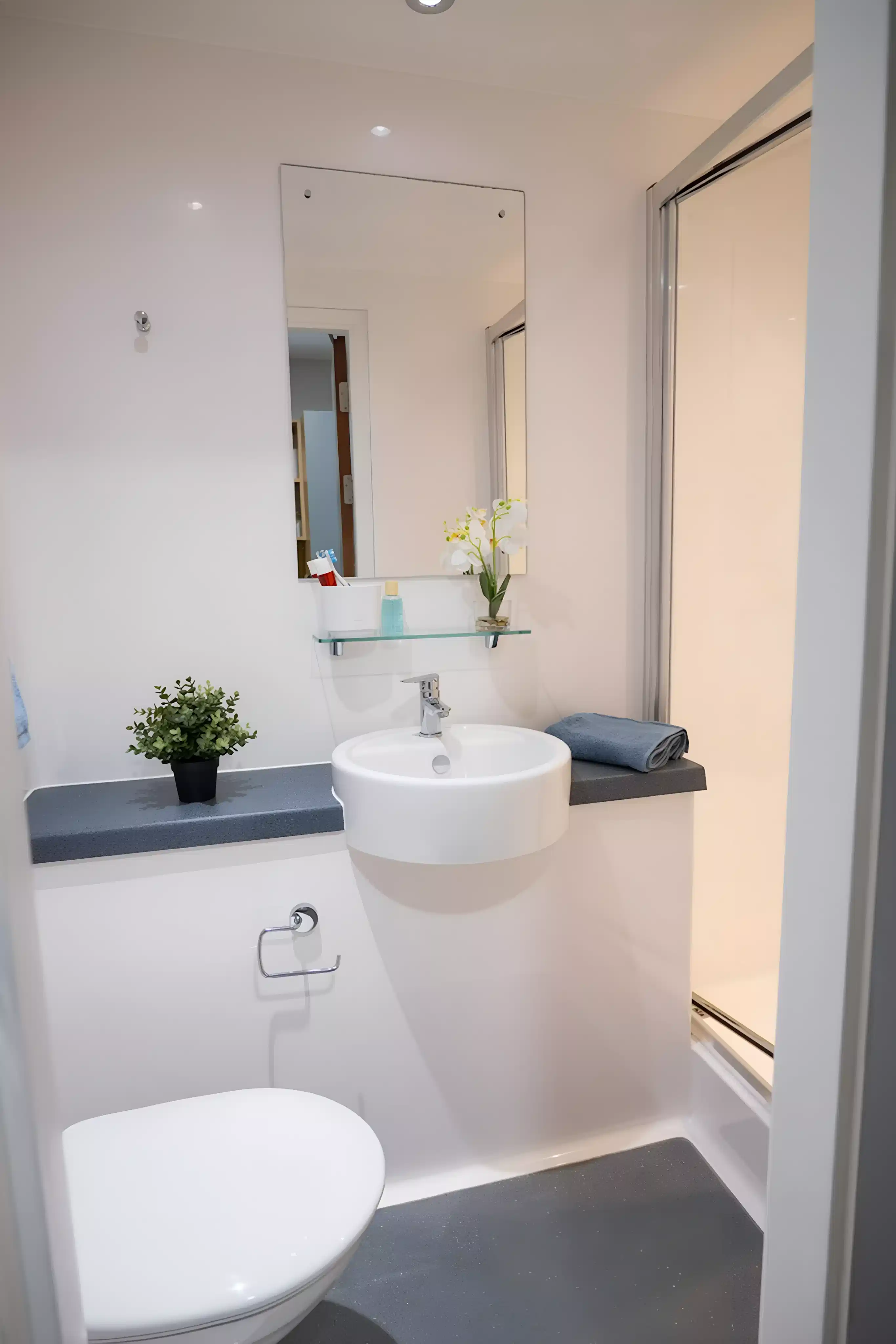 Exterior?w=400&h=260&fit=crop&q=40&auto=format&trim=auto