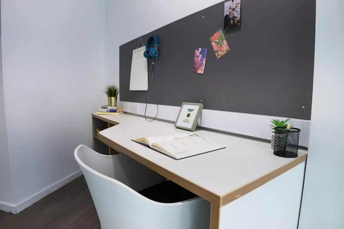 Amenities?w=400&h=260&fit=crop&q=40&auto=format&trim=auto