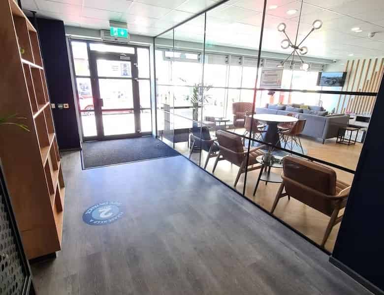 Common Area?w=400&h=260&fit=crop&q=40&auto=format&trim=auto