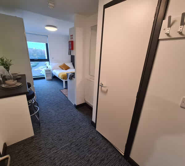 Common Area?w=400&h=260&fit=crop&q=40&auto=format&trim=auto