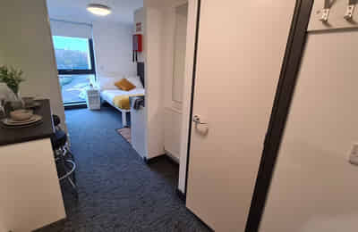 Common Area?w=400&h=260&fit=crop&q=40&auto=format&trim=auto