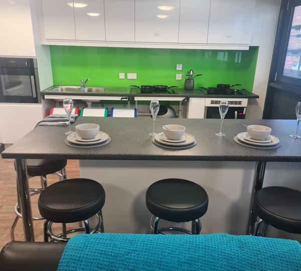 Common Area?w=400&h=260&fit=crop&q=40&auto=format&trim=auto