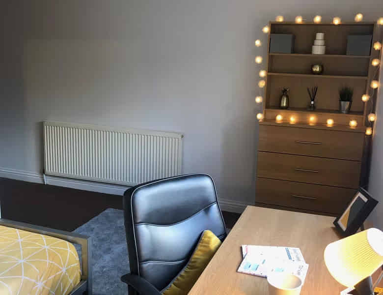 Bedroom?w=400&h=260&fit=crop&q=40&auto=format&trim=auto