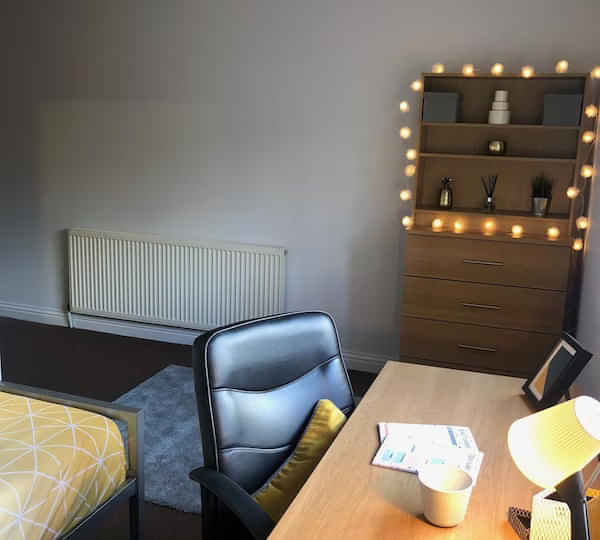 Bedroom?w=400&h=260&fit=crop&q=40&auto=format&trim=auto