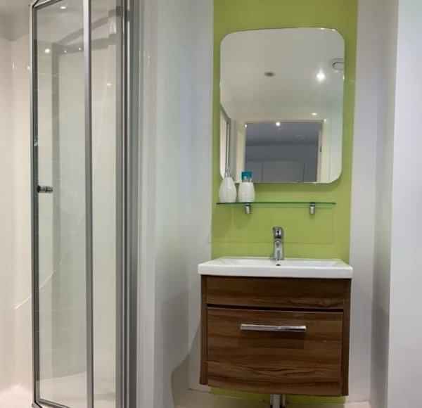 Amenities?w=400&h=260&fit=crop&q=40&auto=format&trim=auto