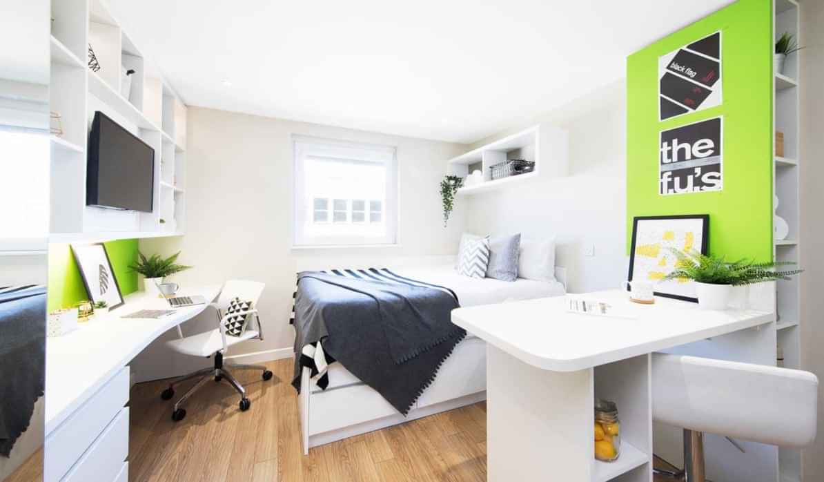 Communal Kitchen?w=400&h=260&fit=crop&q=40&auto=format&trim=auto