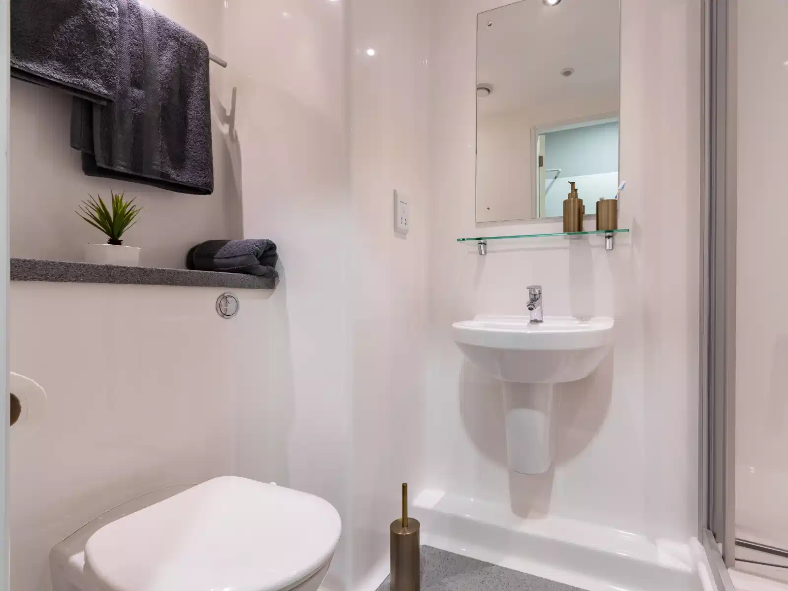 Common Area?w=400&h=260&fit=crop&q=40&auto=format&trim=auto