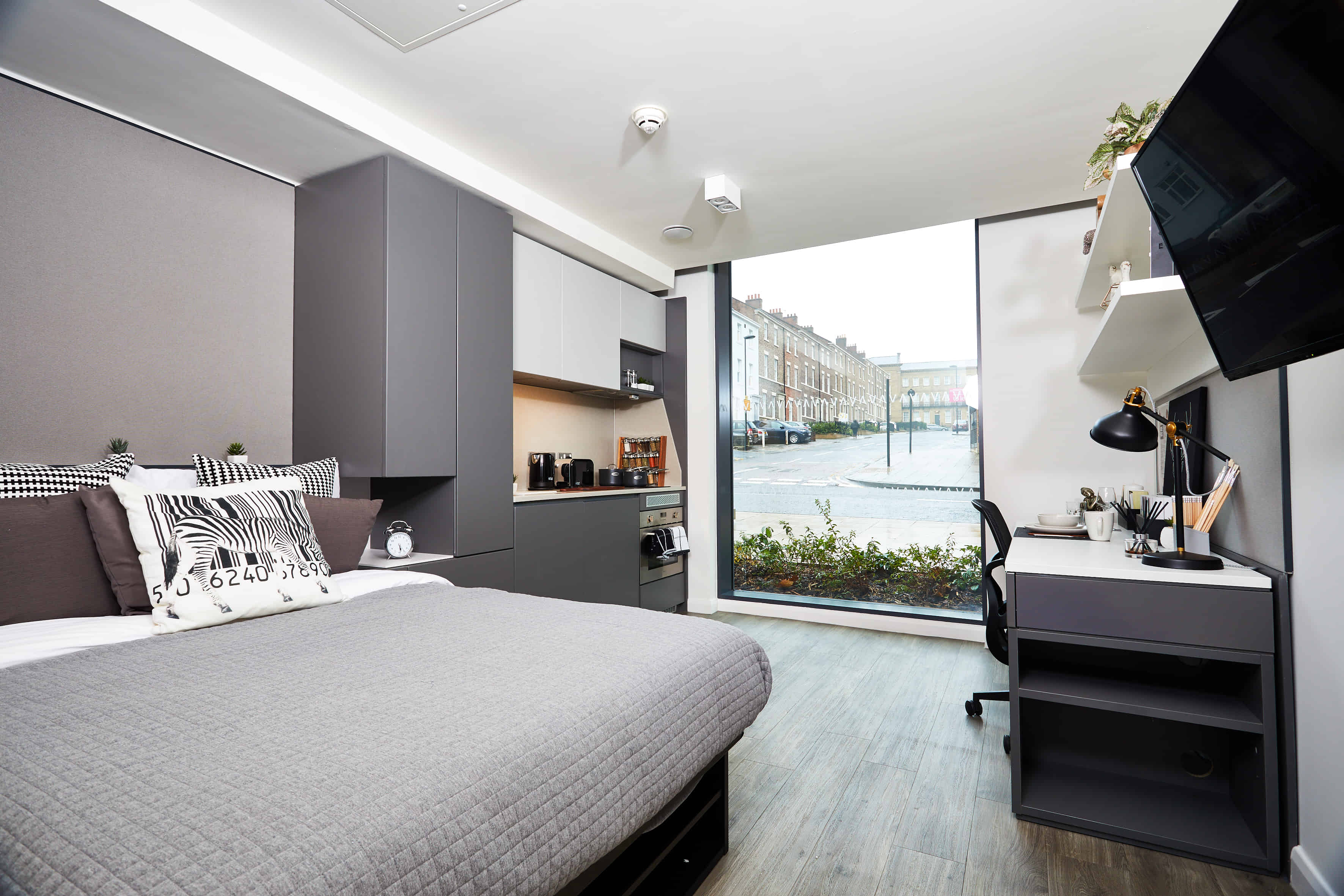 Common Area?w=400&h=260&fit=crop&q=40&auto=format&trim=auto