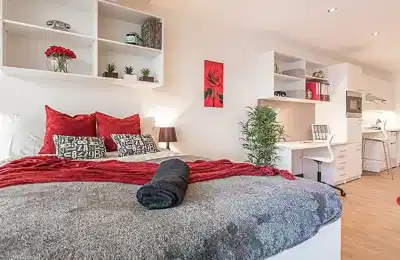 Common Area?w=400&h=260&fit=crop&q=40&auto=format&trim=auto