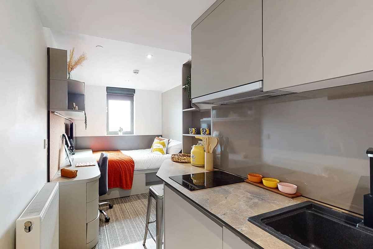 Common Area?w=400&h=260&fit=crop&q=40&auto=format&trim=auto