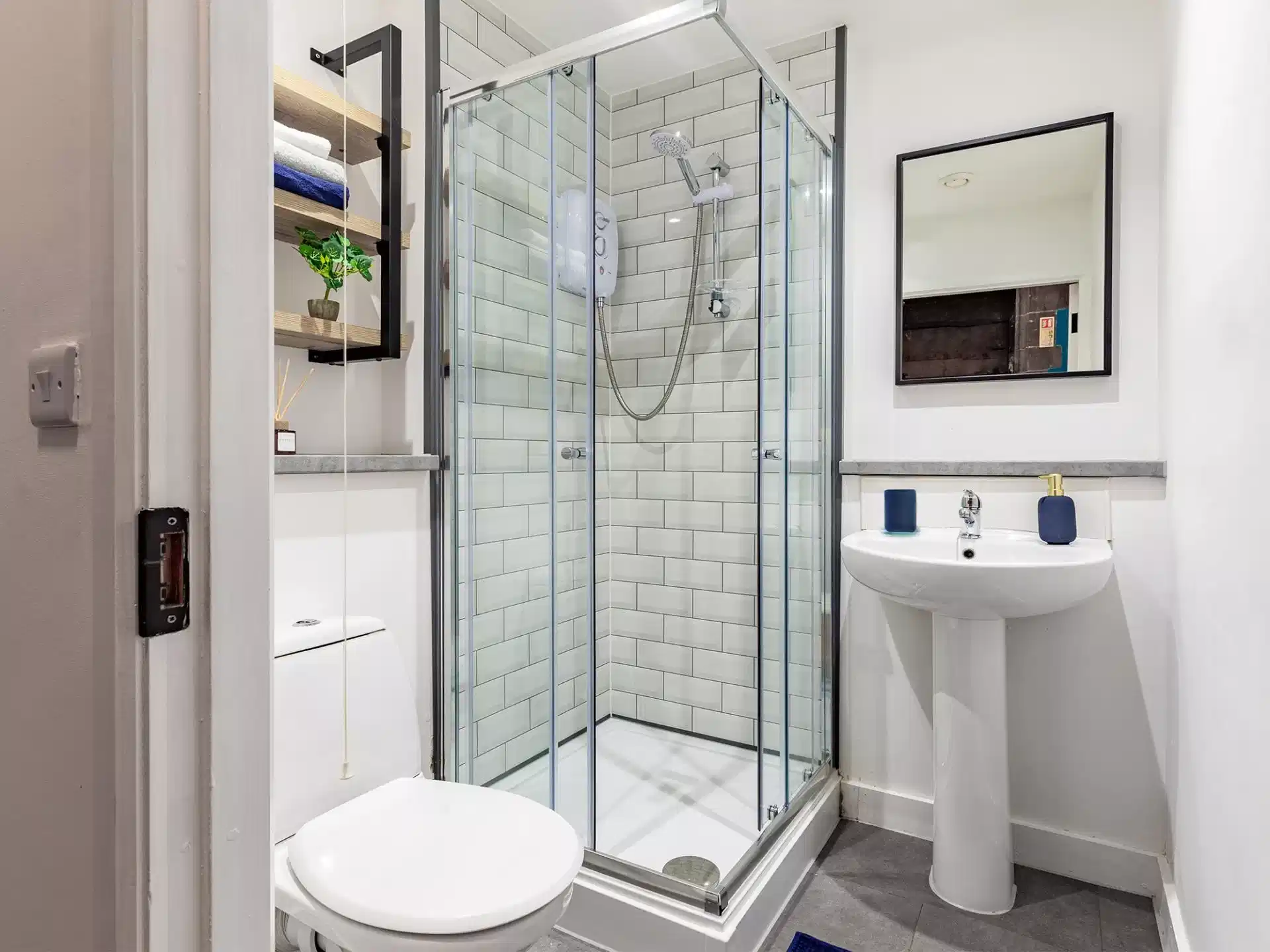 Exterior?w=400&h=260&fit=crop&q=40&auto=format&trim=auto