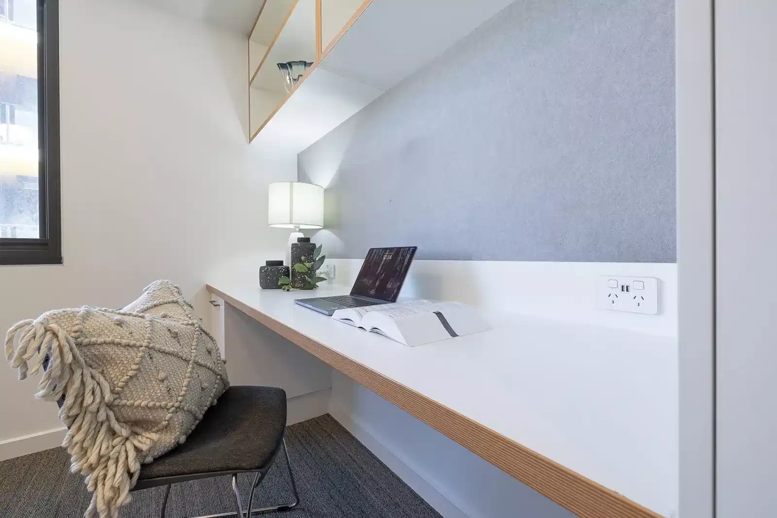 Bedroom?w=400&h=260&fit=crop&q=40&auto=format&trim=auto