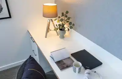 Bedroom?w=400&h=260&fit=crop&q=40&auto=format&trim=auto