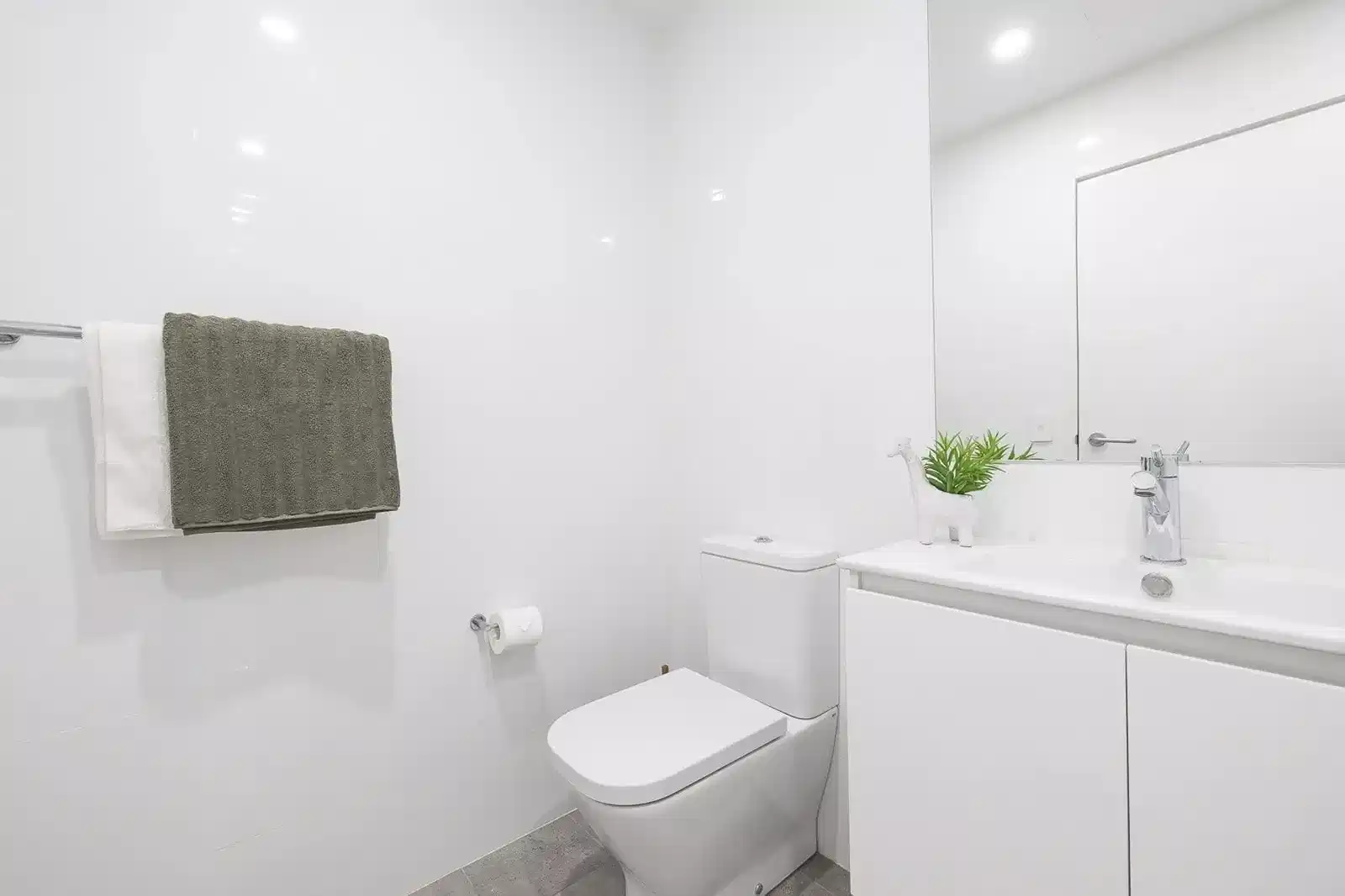 Bedroom?w=400&h=260&fit=crop&q=40&auto=format&trim=auto