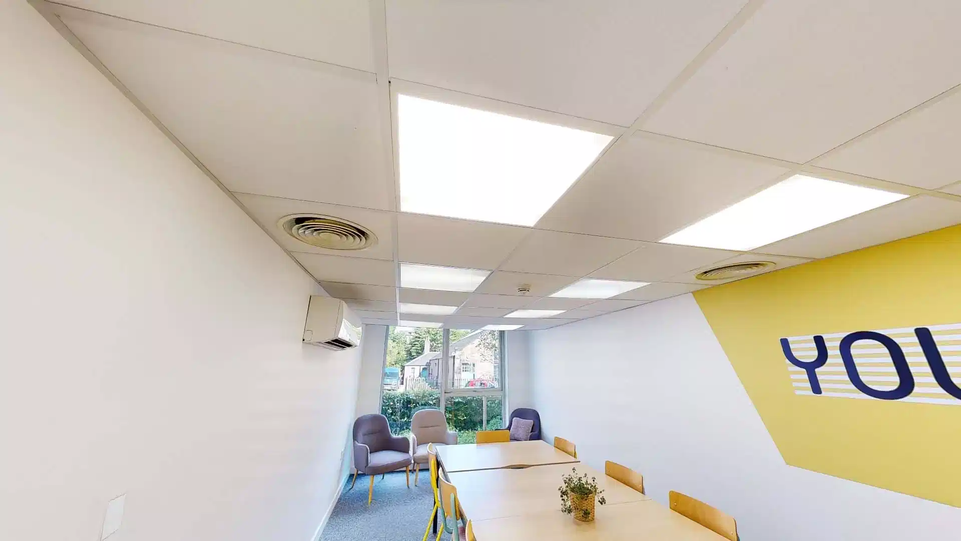 Common Area?w=400&h=260&fit=crop&q=40&auto=format&trim=auto