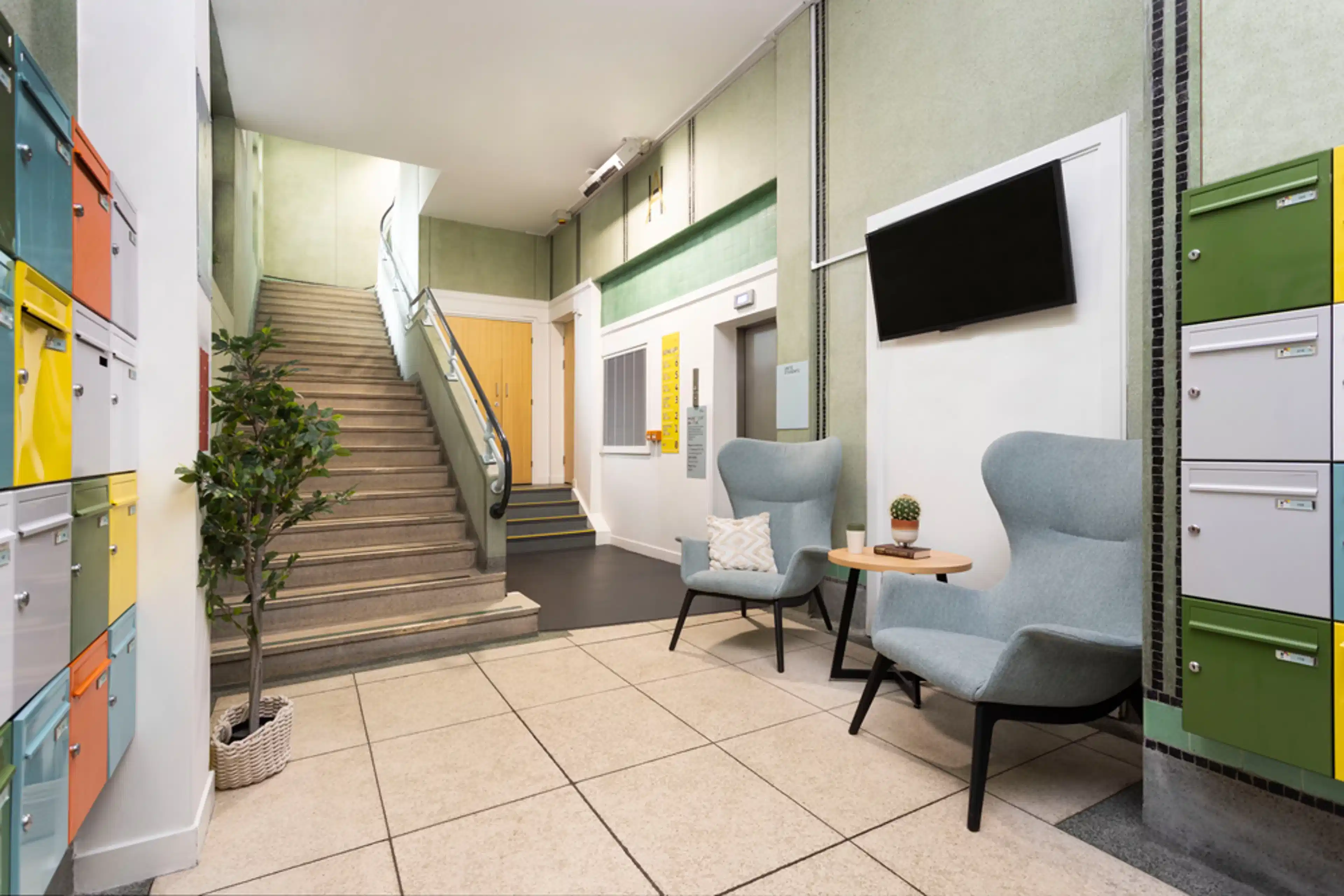 Exterior?w=400&h=260&fit=crop&q=40&auto=format&trim=auto