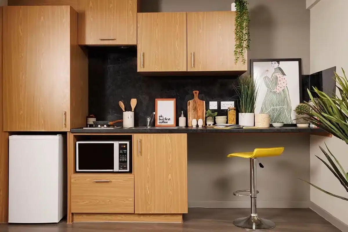 Exterior?w=400&h=260&fit=crop&q=40&auto=format&trim=auto