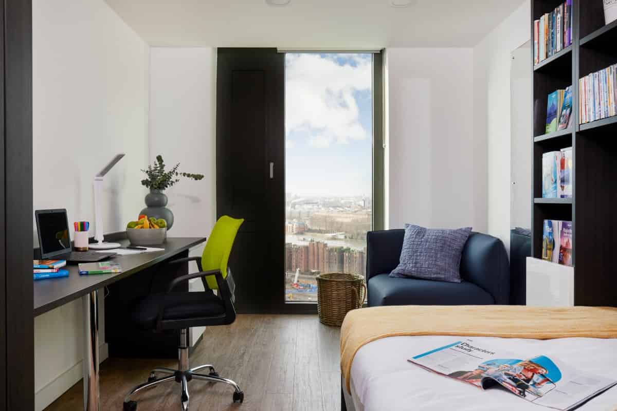 Common Area?w=400&h=260&fit=crop&q=40&auto=format&trim=auto