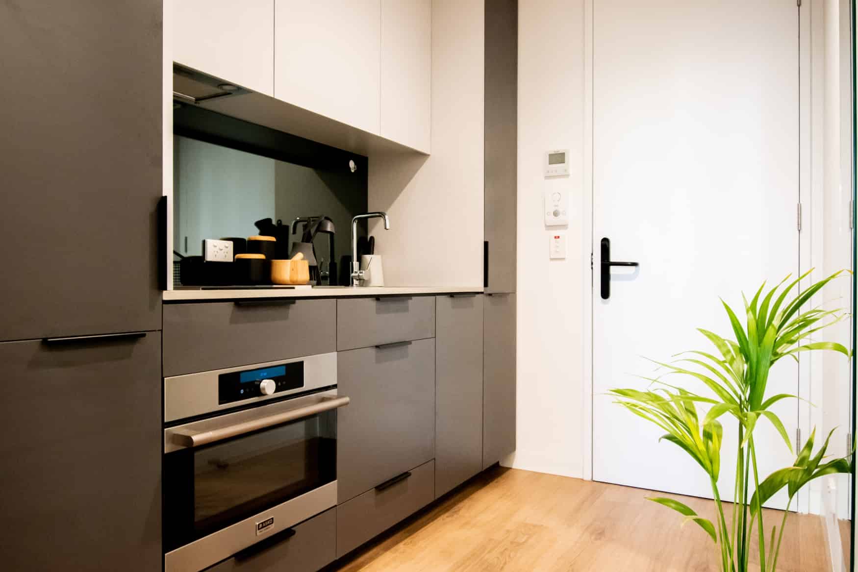 Bedroom?w=400&h=260&fit=crop&q=40&auto=format&trim=auto