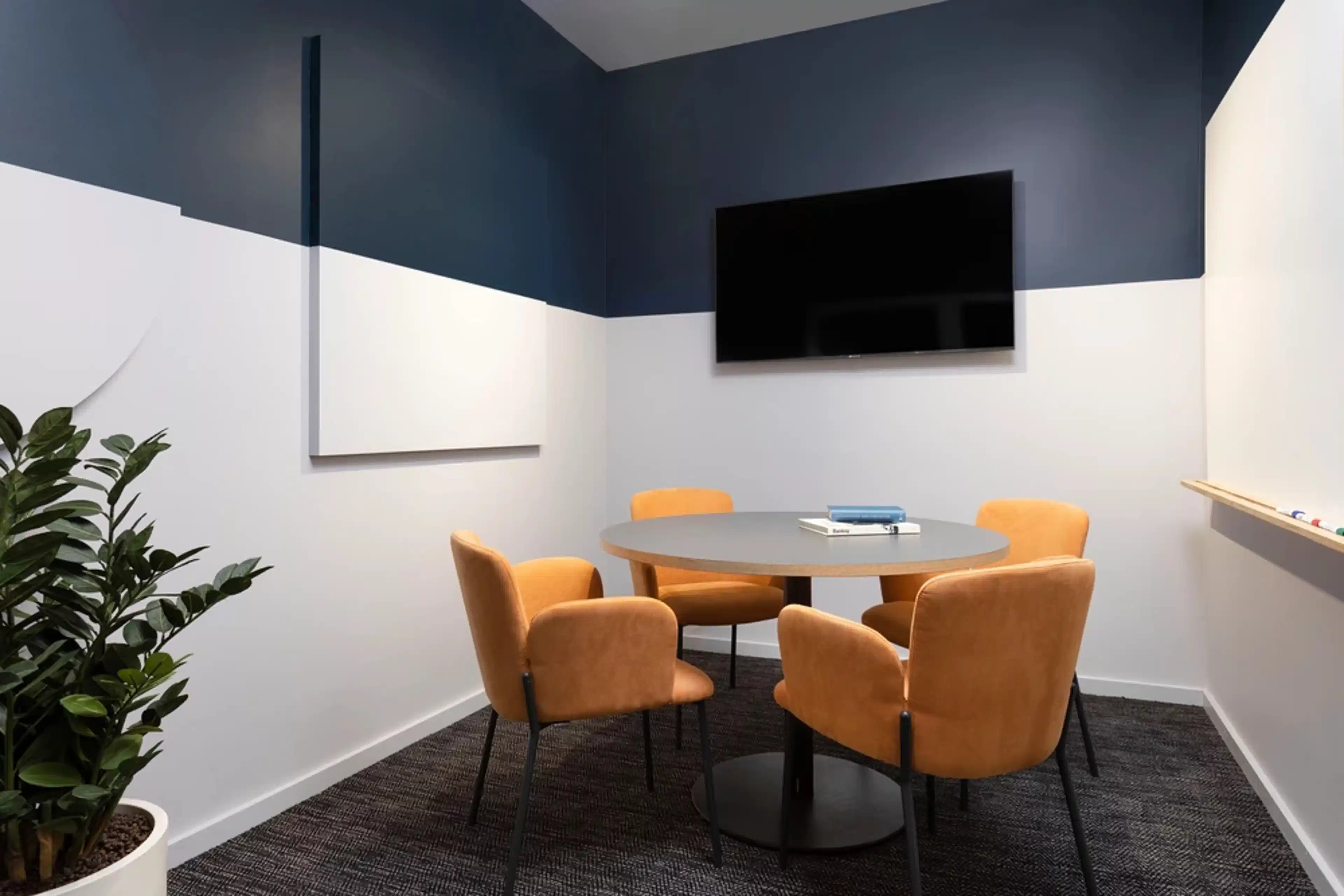 Common Area?w=400&h=260&fit=crop&q=40&auto=format&trim=auto