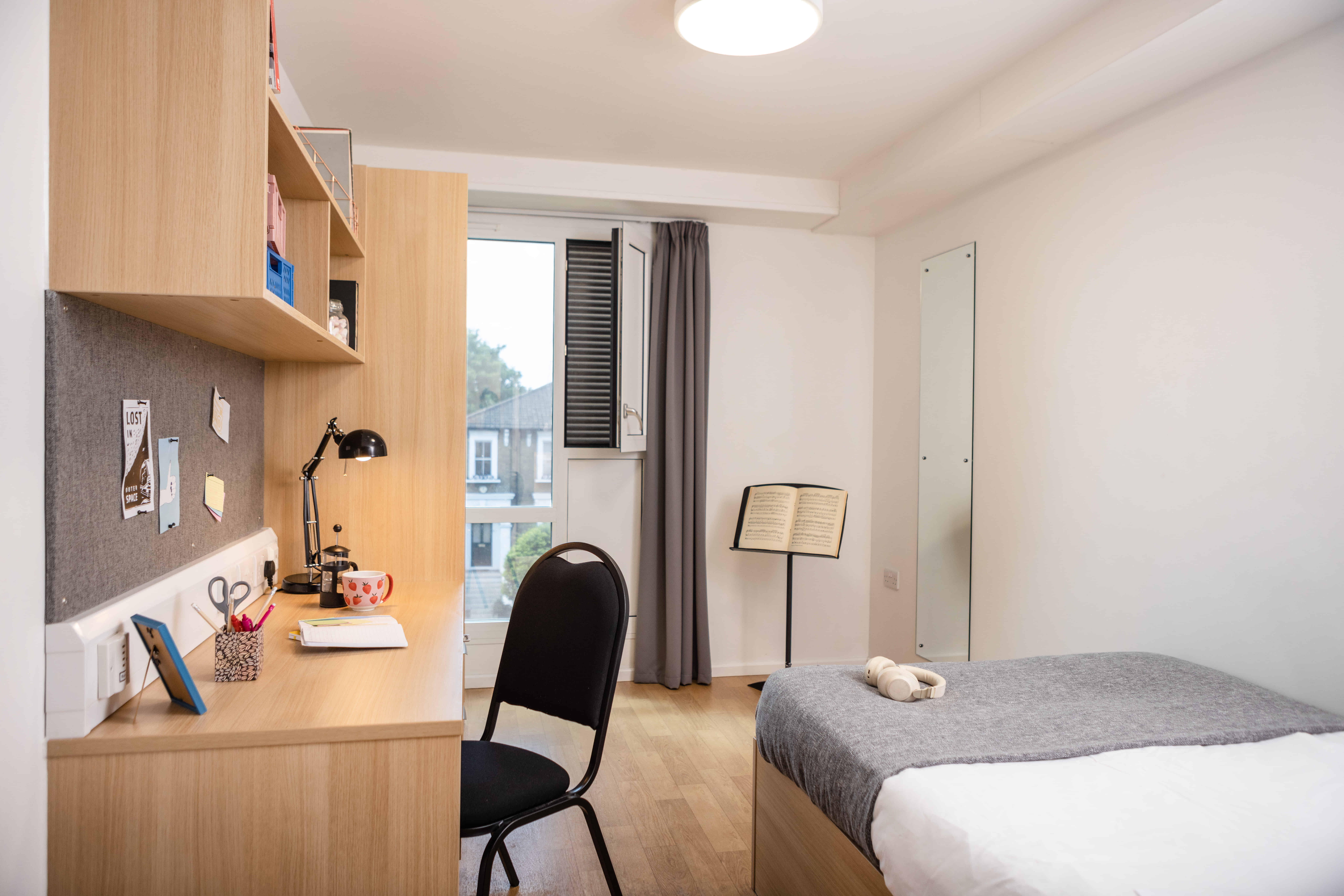 Exterior?w=400&h=260&fit=crop&q=40&auto=format&trim=auto