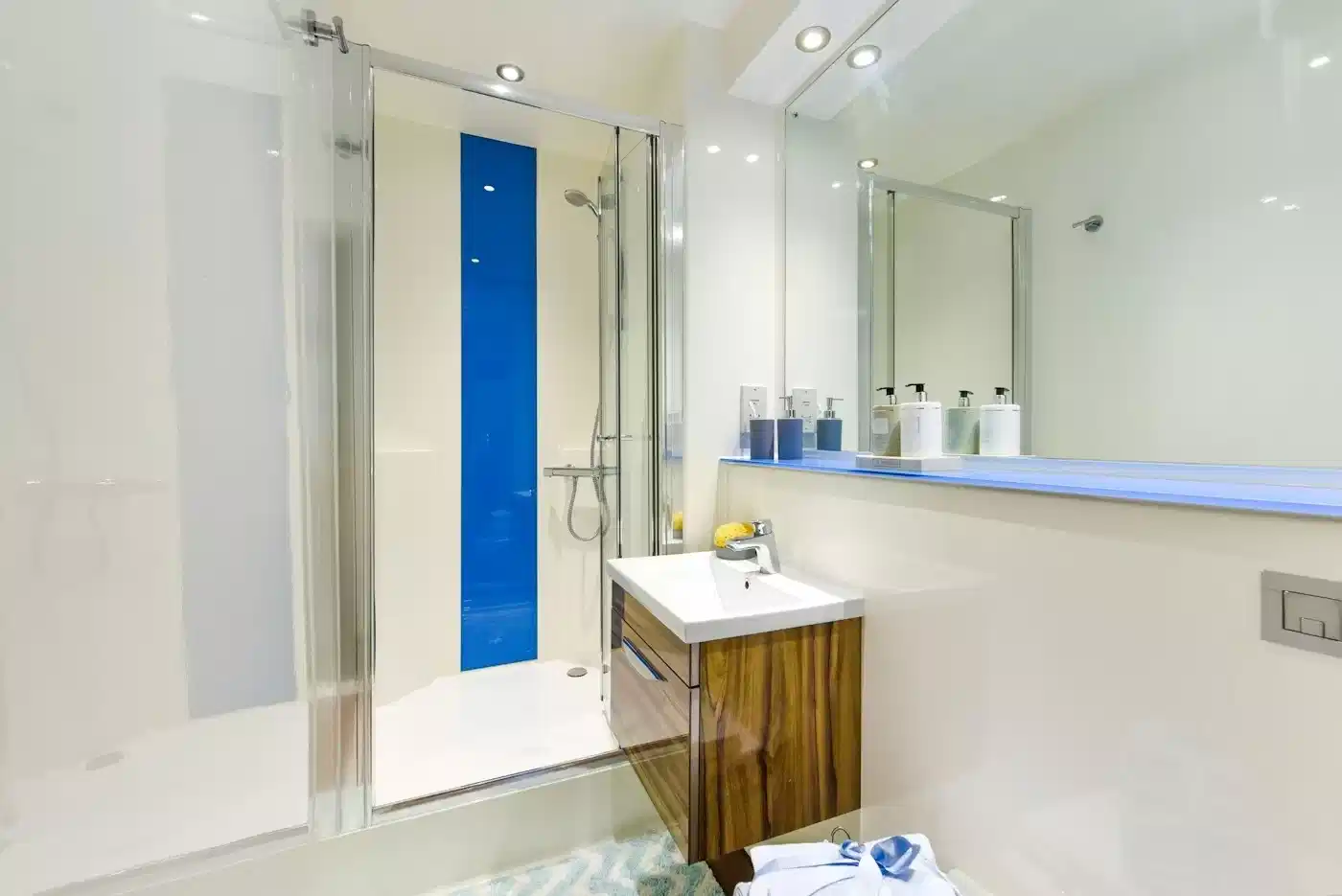 Amenities?w=400&h=260&fit=crop&q=40&auto=format&trim=auto