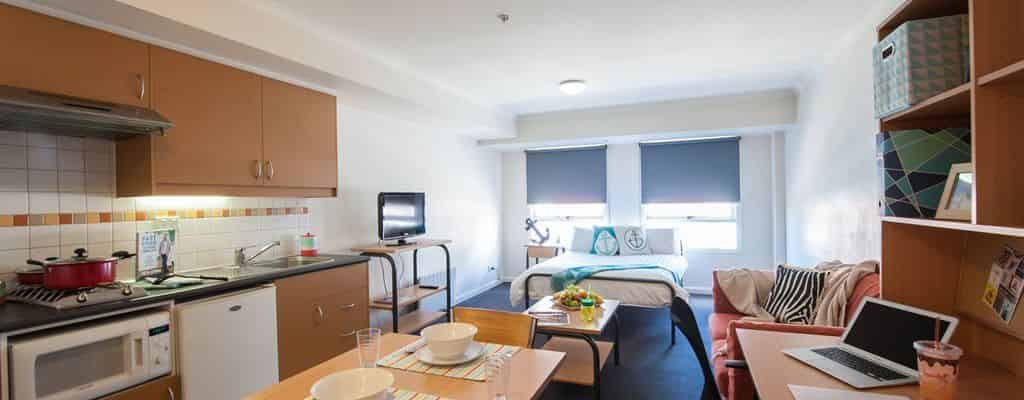 Bedroom?w=400&h=260&fit=crop&q=40&auto=format&trim=auto