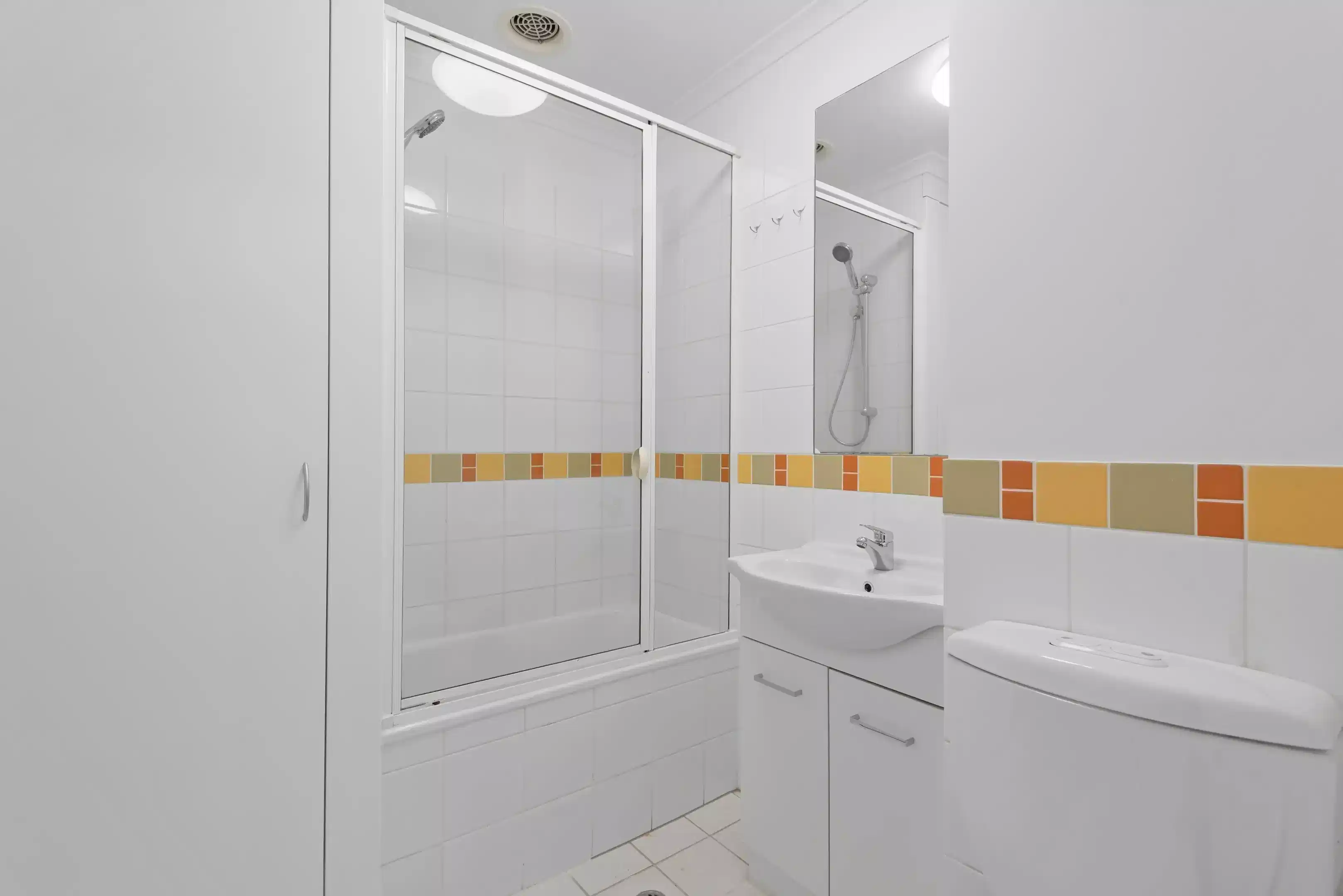 Bedroom?w=400&h=260&fit=crop&q=40&auto=format&trim=auto