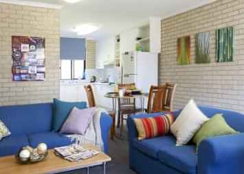 Exterior?w=400&h=260&fit=crop&q=40&auto=format&trim=auto