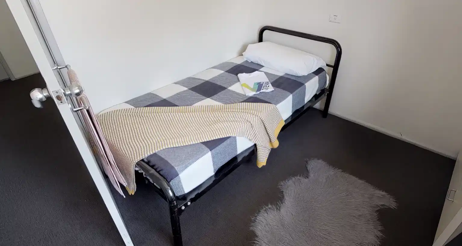 Exterior?w=400&h=260&fit=crop&q=40&auto=format&trim=auto