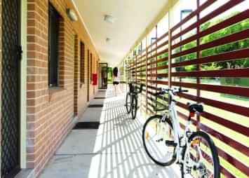 Exterior?w=400&h=260&fit=crop&q=40&auto=format&trim=auto