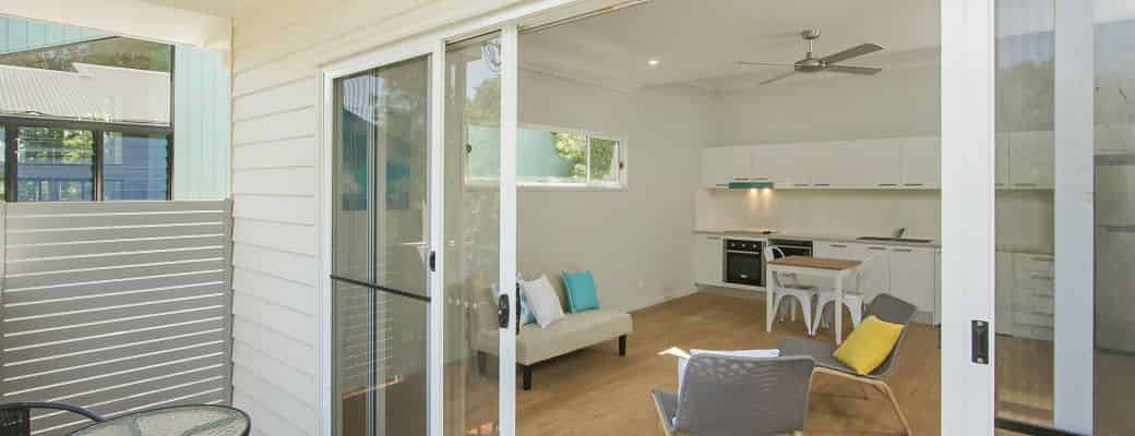 Kitchen?w=400&h=260&fit=crop&q=40&auto=format&trim=auto