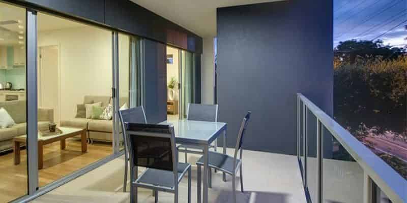 Bedroom?w=400&h=260&fit=crop&q=40&auto=format&trim=auto