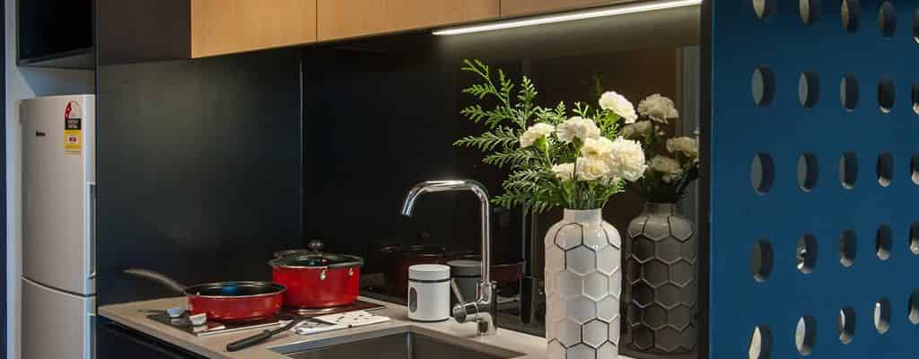 Bedroom?w=400&h=260&fit=crop&q=40&auto=format&trim=auto