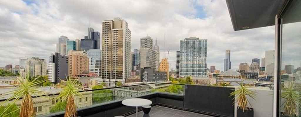 Bathroom?w=400&h=260&fit=crop&q=40&auto=format&trim=auto