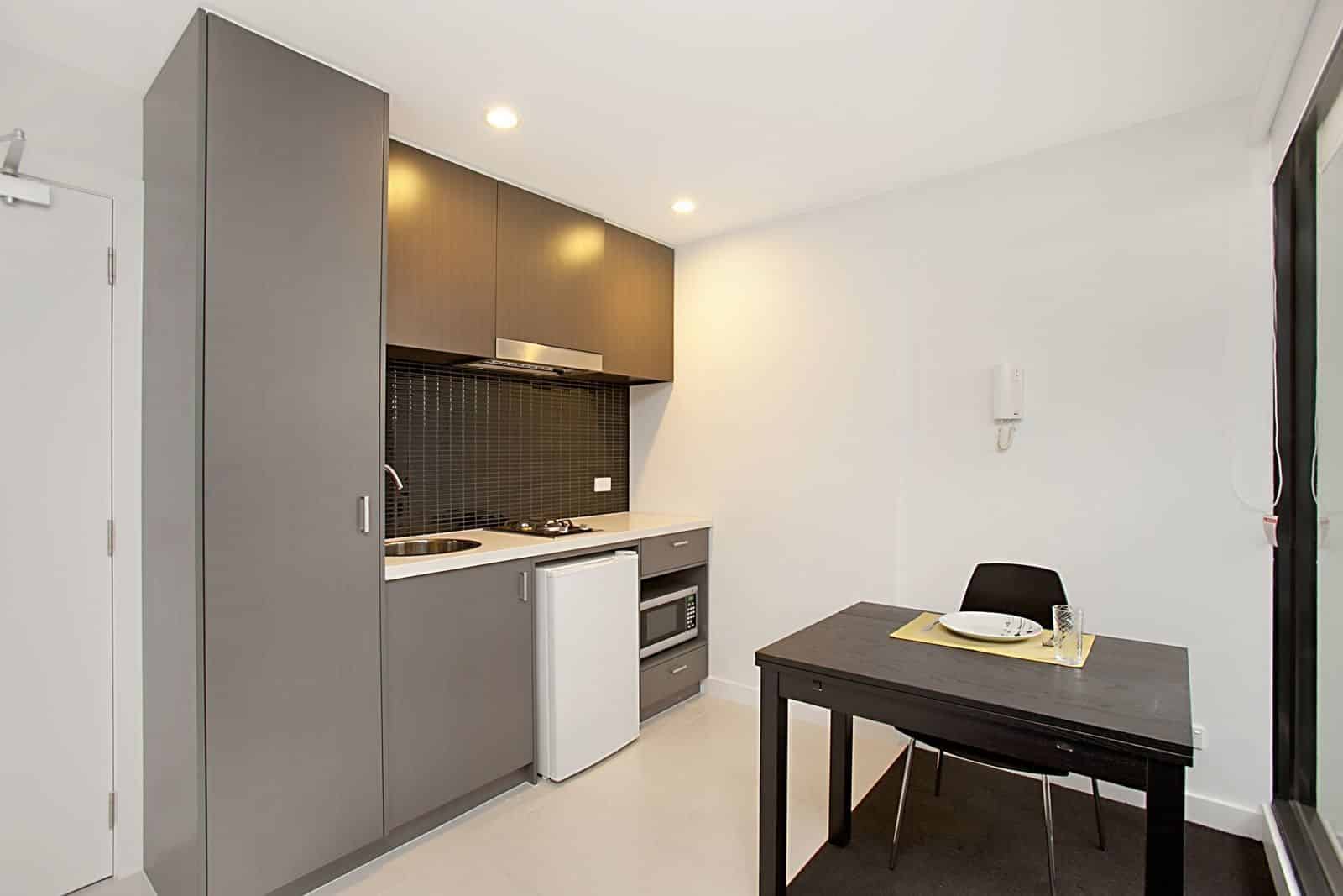 Bathroom?w=400&h=260&fit=crop&q=40&auto=format&trim=auto