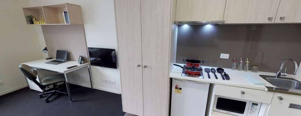 Bathroom?w=400&h=260&fit=crop&q=40&auto=format&trim=auto