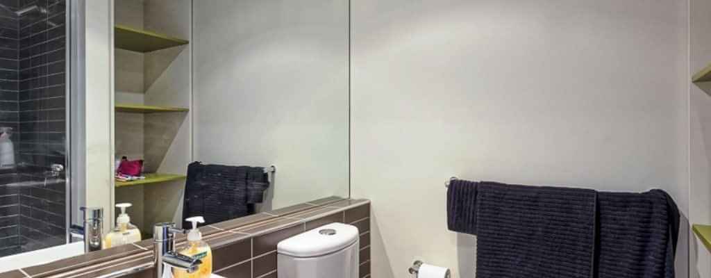 Bathroom?w=400&h=260&fit=crop&q=40&auto=format&trim=auto